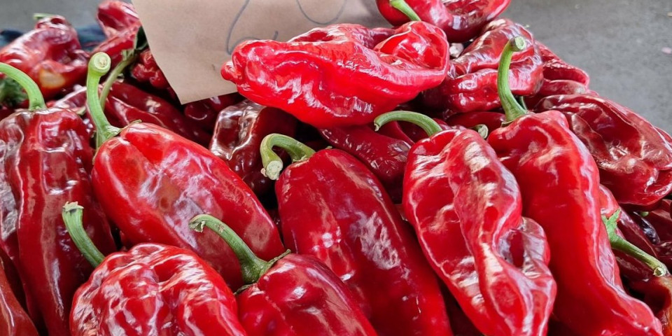 Šta se ovo dešava na pijacama? Ovde je paprika "ajvaruša" najjeftinija, a evo gde drži cenu