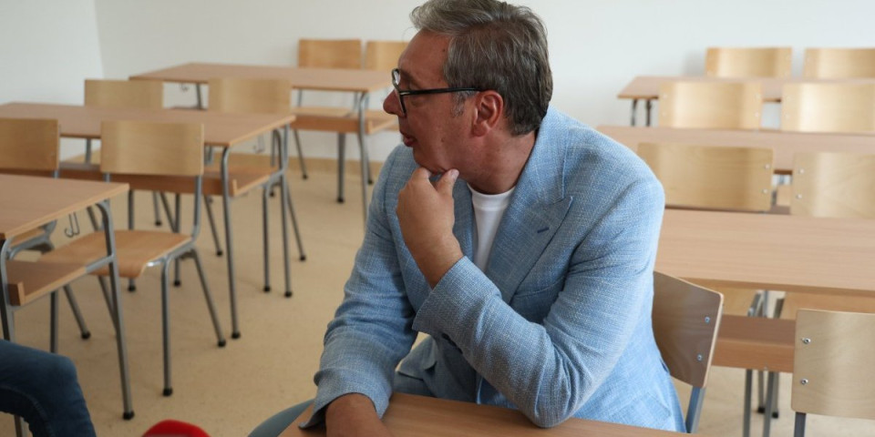 Vučić u Mačvanskom okrugu! Predsednik obilazi radove na rekonstrukciji OŠ "Braća Ribar" (FOTO, VIDEO)