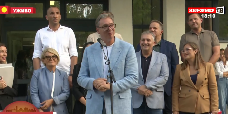 Loznicom odjekuje "Aco, Srbine": Predsednik dočekan ovacijama (FOTO/VIDEO)
