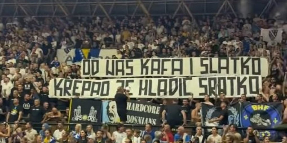 "Od nas kafa i slatko": Bolesni transparent bosanskih navijača posvećen Ratku Mladiću