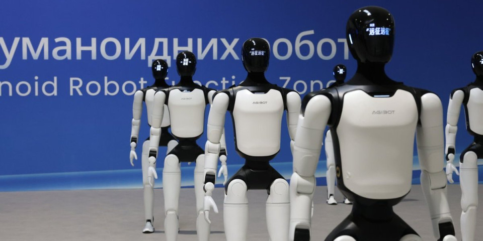 Istorijski dan za Srbiju! Ovako su roboti dočekali Vučića u Kini, a danas je otvorena fabrika koja ih proizvodi u Šapcu (VIDEO)