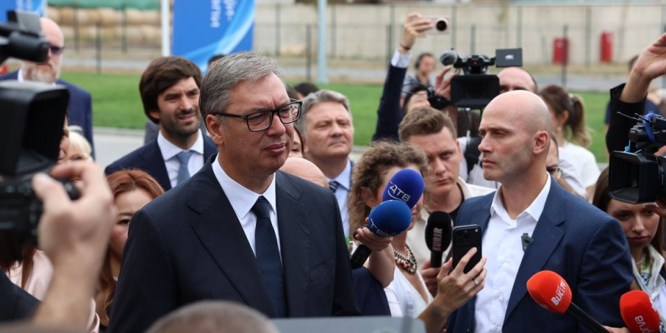 Hit u Šapcu! Vučića dočekali roboti u šajkačama i sa šoljicom kafe sa njegovim likom: "To ću Siniši da dam da popije!" (FOTO)