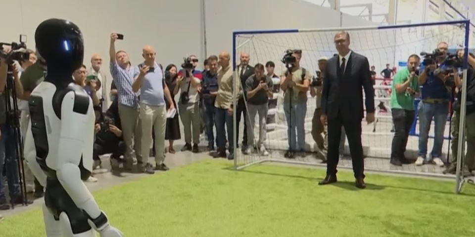 Vučić stao na gol, robot stavio loptu na belu tačku: Hit scena u Šapcu, ovo je epilog (VIDEO)