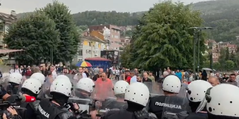 Blokadersko divljanje u Užicu: Kamenom gađali policiju, pogodili kamermana RTS-a (VIDEO)