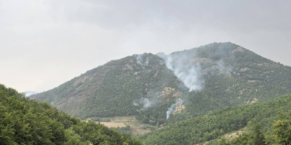 Požar kod Novog Pazara i dalje bukti: Vetar i nepristupačan teren muče vatrogasce u Muhovu