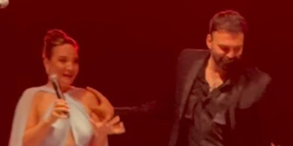 Skočio na binu i prepao Jelenu Tomašević: Bosiljčić prekinuo koncert i priskočio ženi u pomoć (VIDEO)