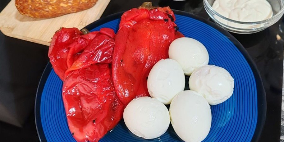 Salata sa pečenim paprikama: Za malo para napravite savršen kremasti delikates (FOTO)