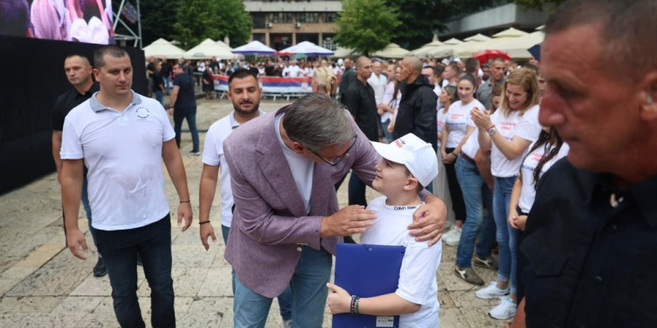 "Da Vas podseti da iza svake borbe stoje dobri ljudi!": Dirljiv gest malog Andrije u Užicu za predsednika Vučića! (FOTO)