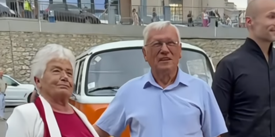 Srbi trljaju oči i ne veruju: Milanče stigao na koncert u ovoj mašini - Supruga se ne odvaja od njega (VIDEO)