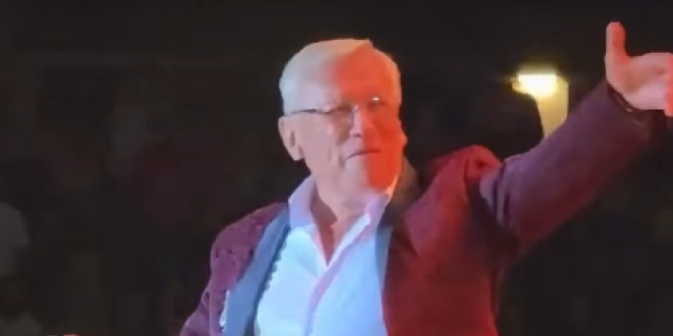 Igla nema gde da padne! Publika uglas peva sa legendarnim Milančetom - Ori se Taš (VIDEO)