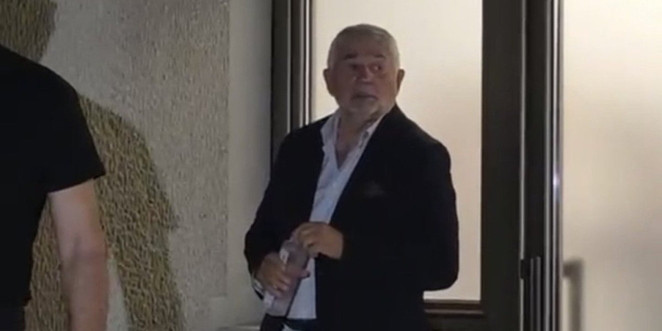 Kakav gospodin! Pogledajte samo Radišu Uroševića: Veliki zavodnik i u osmoj deceniji (VIDEO)