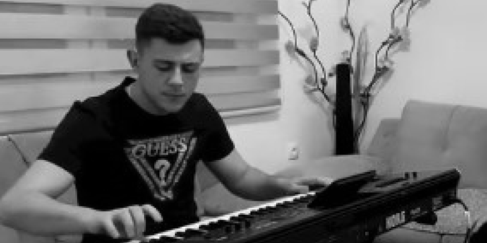 Muzičar (22) poginuo u saobraćajnoj nesreći - Kolege se oprostile potresnom porukom