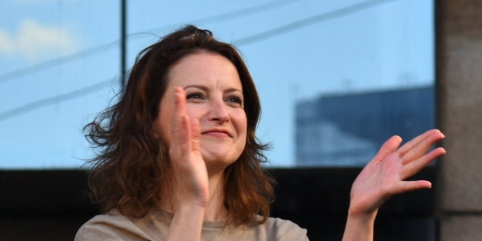 Jelena Stupljanin pljuje mrtvog Mladića: Blokaderska glumica u istom kolu sa ustašama i džihadistima (FOTO)