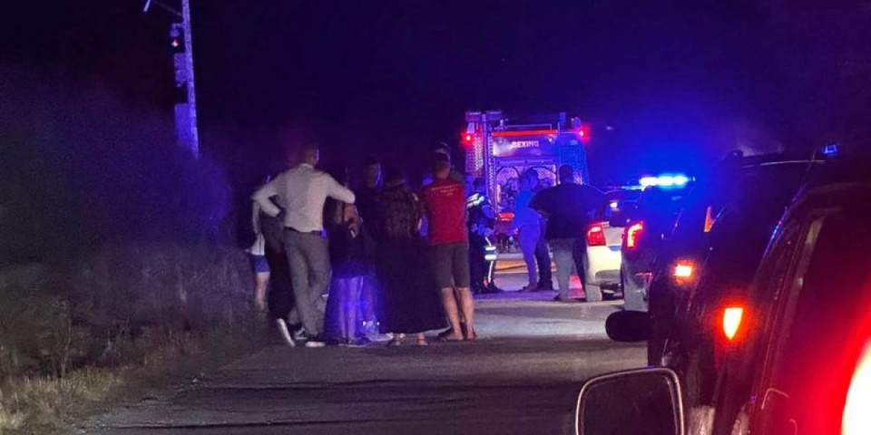 Drama na putu Arilje - Požega: Automobil sleteo u kanal, prevrnuo se i zapalio (FOTO)
