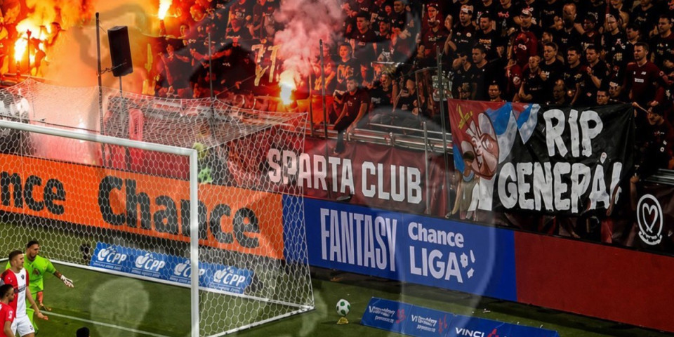 "Počivaj u miru, generale"! Navijači Sparte odali počast Mladiću