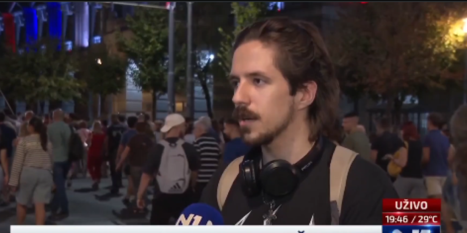Šta priča ovaj?! Lažni student nas ubeđuje da su im protesti "civilizovani", a iza sebe ostavili noževe, metke i krvave glave (VIDEO)