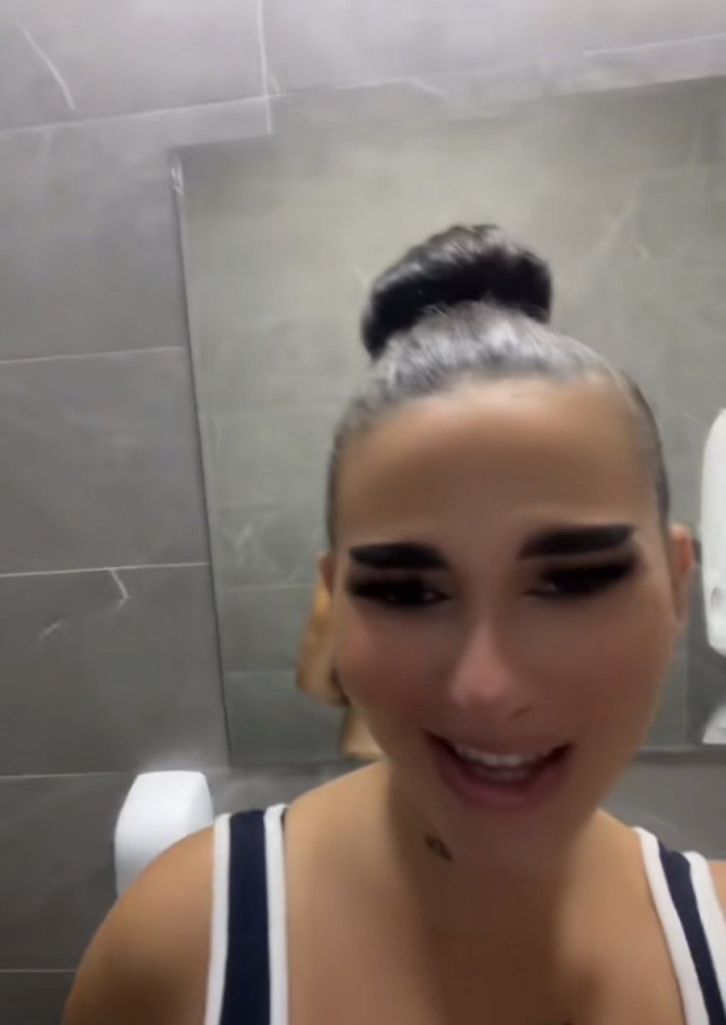 Nije za one sa slabim stomakom! Snima se kako vrši nuždu pa okreće golo du*e - Sandra, da li si realna?