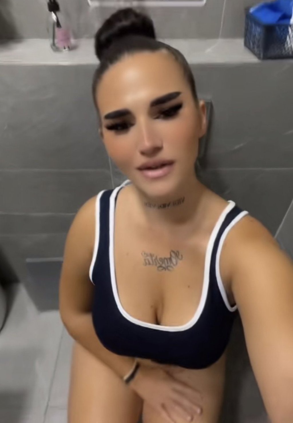 Nije za one sa slabim stomakom! Snima se kako vrši nuždu pa okreće golo du*e - Sandra, da li si realna?