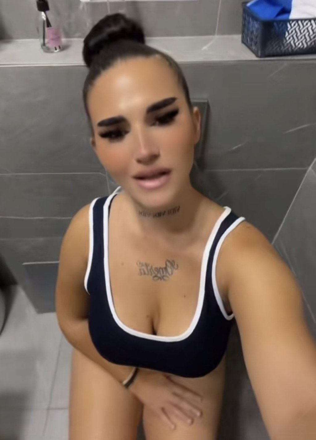 Nije za one sa slabim stomakom! Snima se kako vrši nuždu pa okreće golo du*e - Sandra, da li si realna?