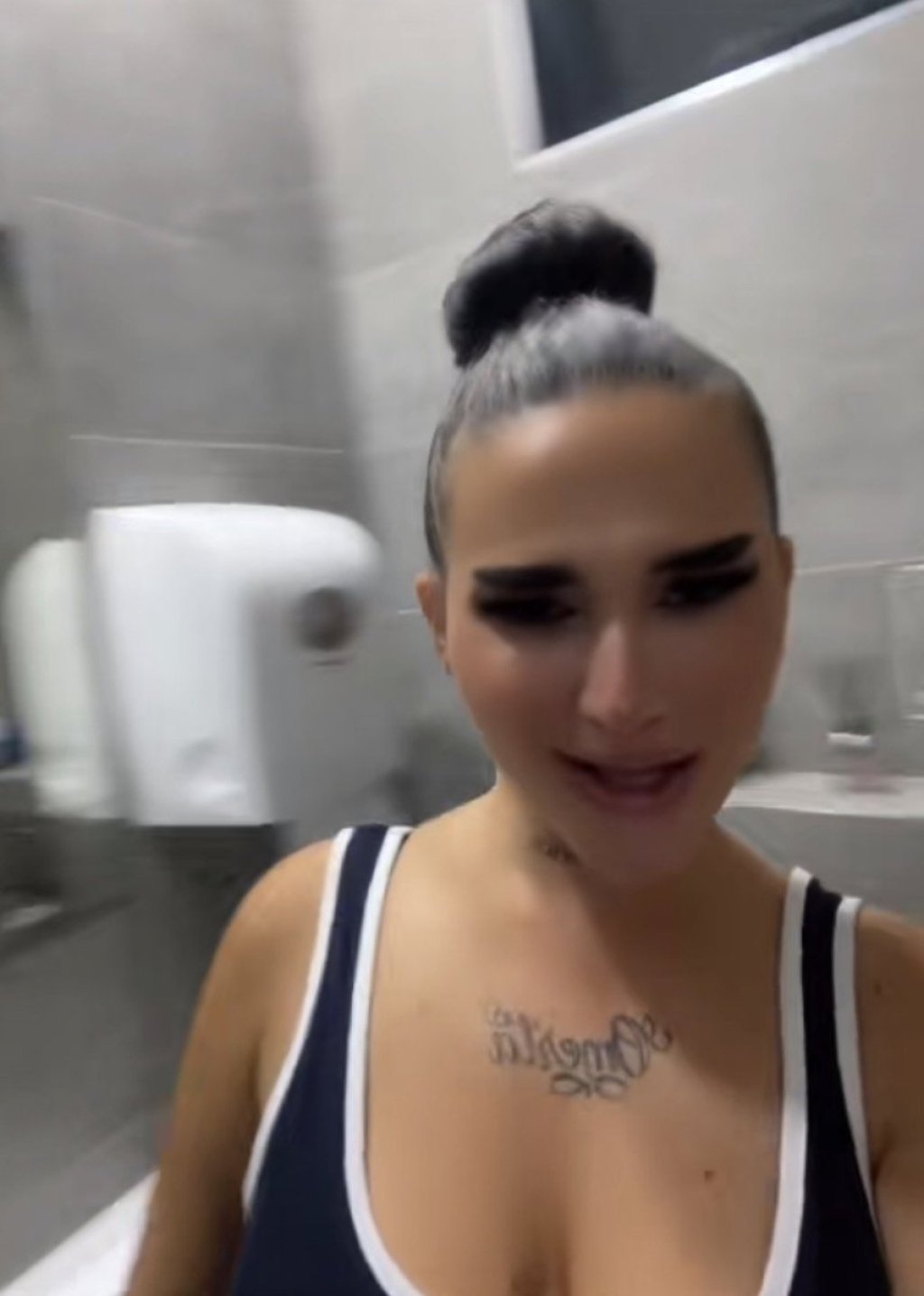 Nije za one sa slabim stomakom! Snima se kako vrši nuždu pa okreće golo du*e - Sandra, da li si realna?