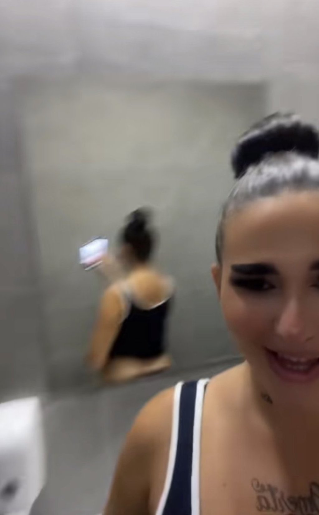 Nije za one sa slabim stomakom! Snima se kako vrši nuždu pa okreće golo du*e - Sandra, da li si realna?