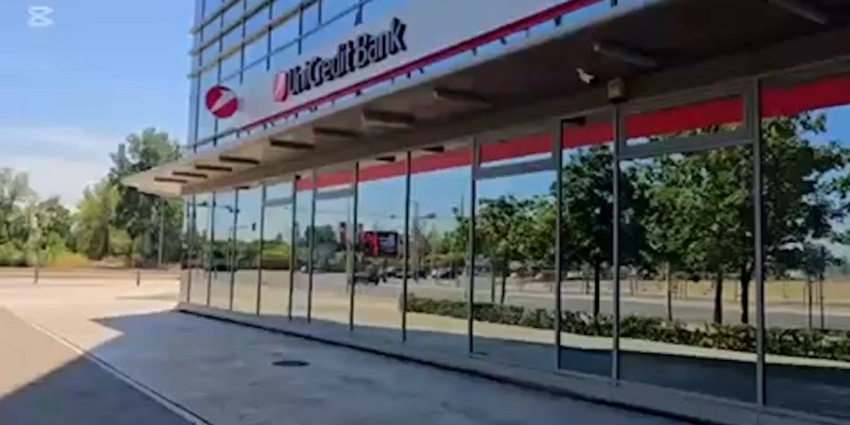 Policija ulazi u prostorije Unicredit banke