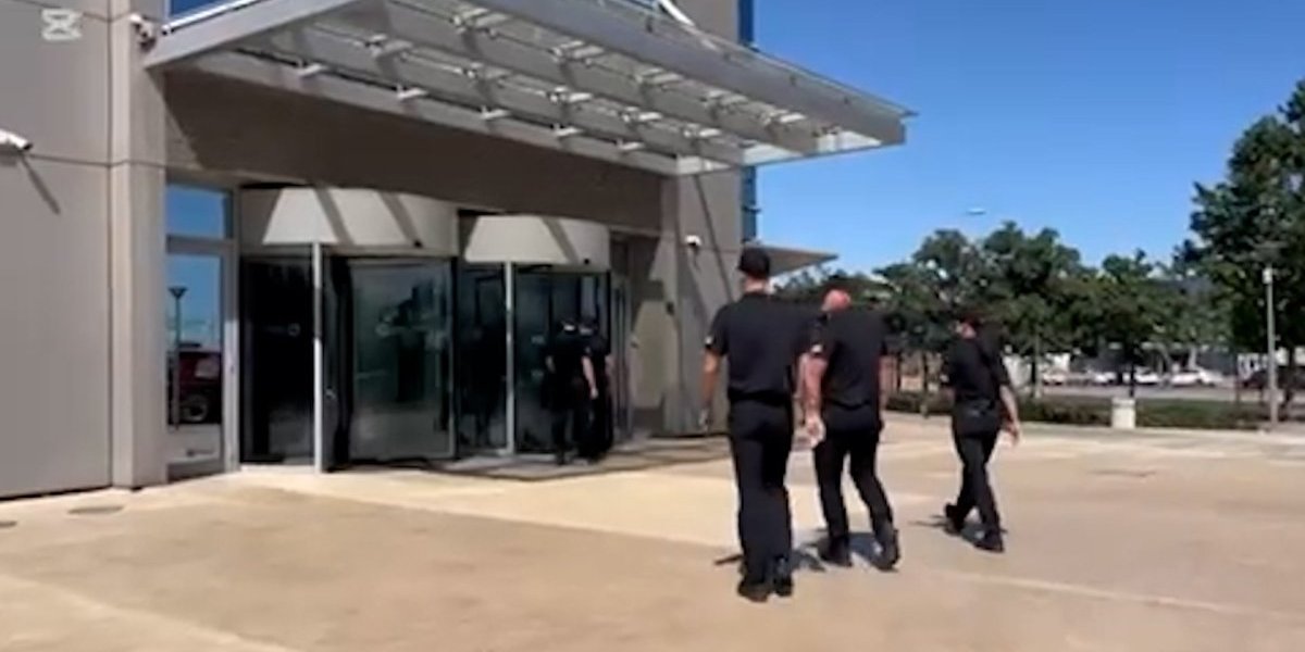 Policija ulazi u prostorije Unicredit banke