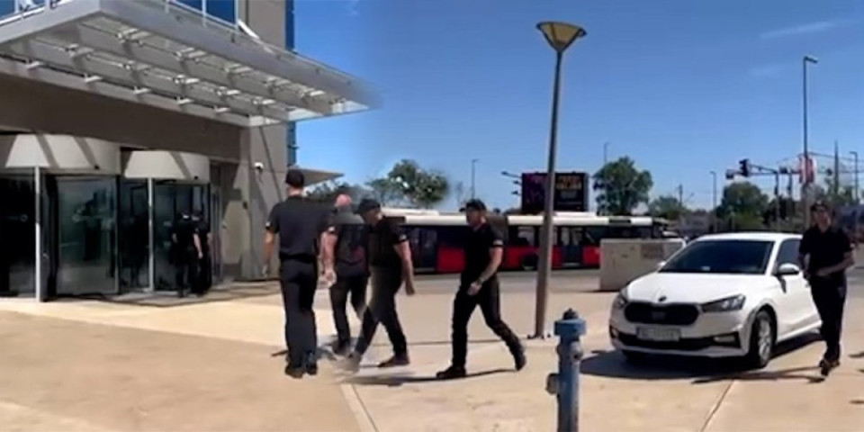 Pod lupom tužilaštva banka, advokat i izvršitelj! Ovo su detalji policijske akcije - MUP ušao u Unicredit banku (VIDEO)