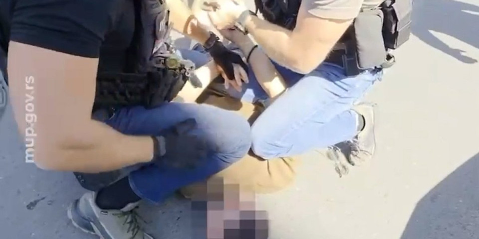 UKP se ne šali: Pogledajte hapšenje dilera u Sremskoj Mitrovici - izvukli ga iz kola i bacili na pod (VIDEO)