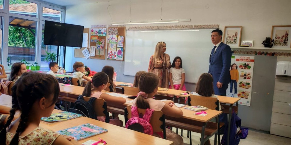 Školske klupe ponovo pune osmeha! Pavlović sa đacima: Najvažnije je drugarstvo