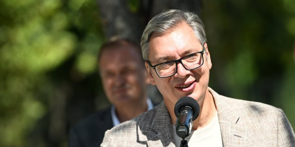 Danas tačno u 12 časova: Emituje se prva epizoda podkasta predsednika Vučića (FOTO)