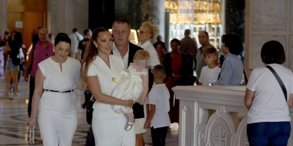 Pogledajte samo kumove! Aco i Biljana Pejović raspametili Beograđane ispred Hrama (FOTO)