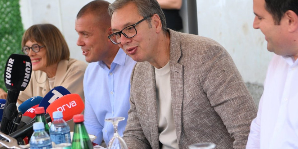 Završena Vučićeva poseta Severnobanatskom okrugu: Najviše pažnje privukla poseta porodici sa jedanaestoro dece! (FOTO/VIDEO)