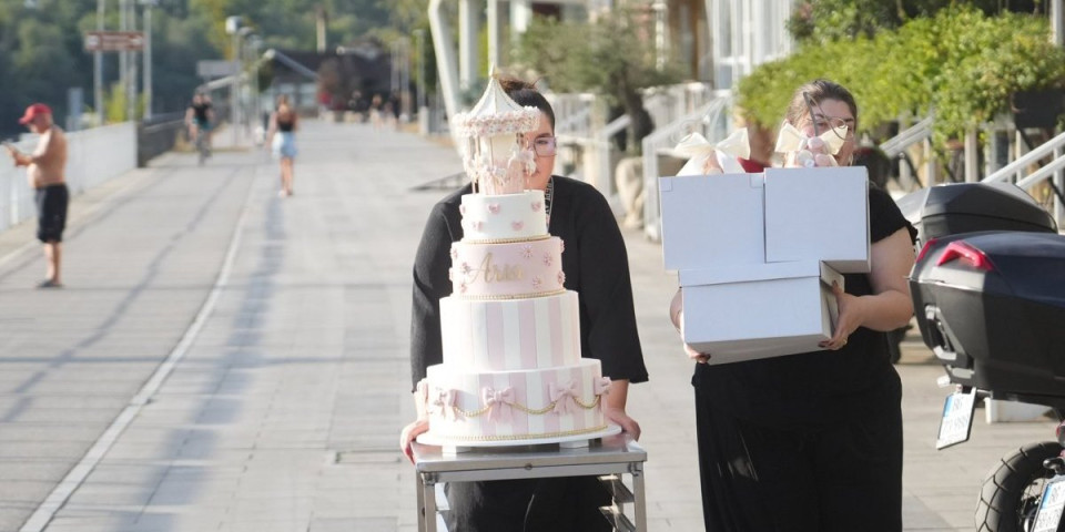 Torta na 5 spratova, a na njoj ringišpil: Aleksandra i Filip za naslednicu spremili samo najbolje! (FOTO)