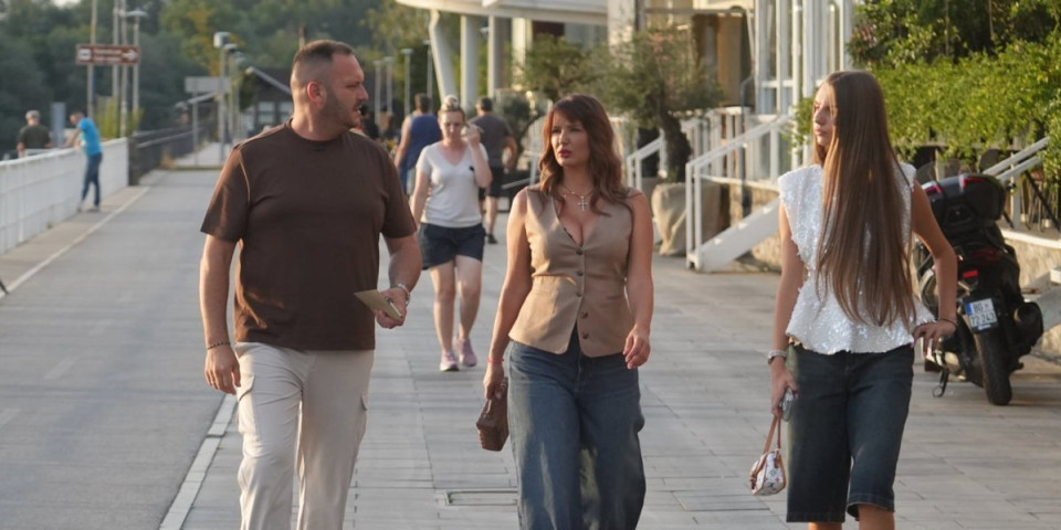 Cela Srbija brujala o napadu na njegovu ćerku: Moćnik sada sa porodicom došao na gala proslavu (FOTO)