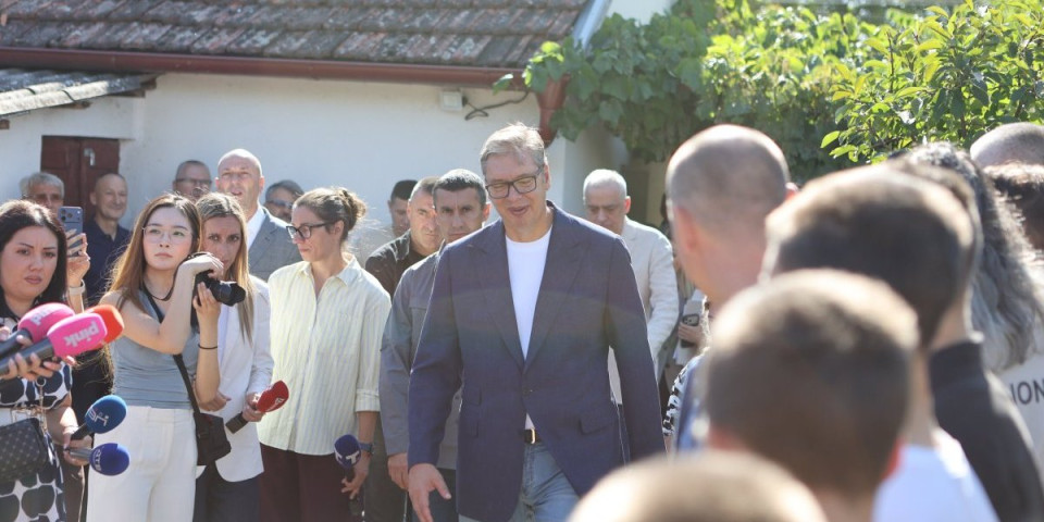 Uživo: Predsednik Vučić stigao u Gerontološki centar u Subotici (FOTO/VIDEO)