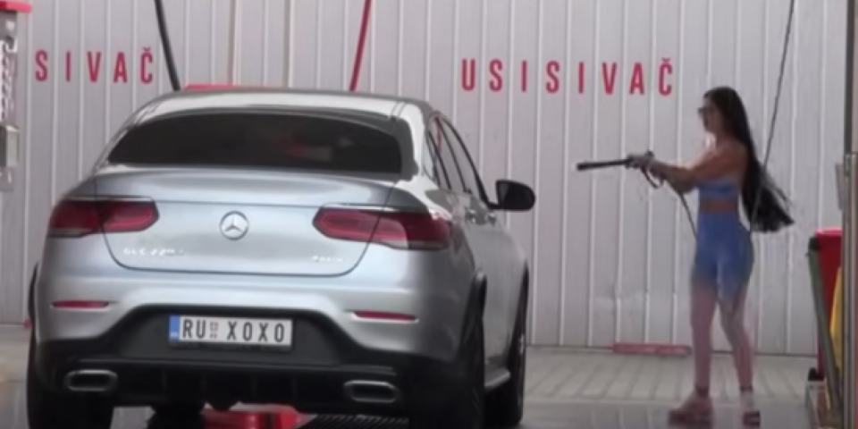 Starleta za dlaku izbegla nezgodu: Istrčala iz auta, pa napravila kolaps u saobraćaju (VIDEO)