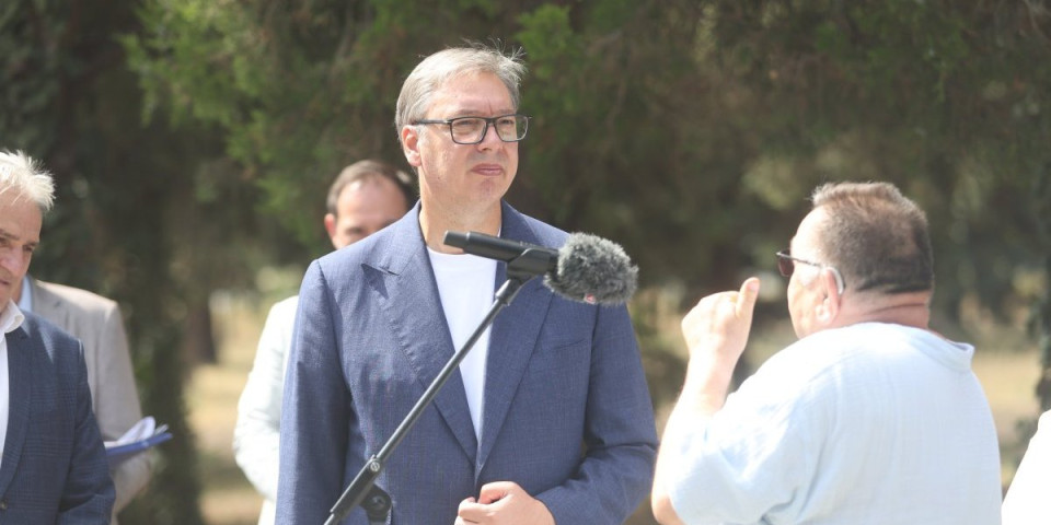 Predsednik obišao Severnobački okrug! Vučić razgovarao sa građanima, bio u Industriji mesa i Gerontološkom centru (FOTO/VIDEO)