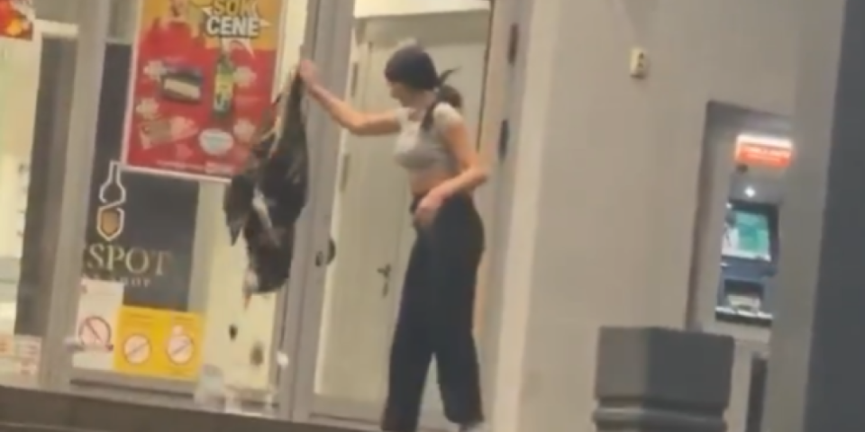 Na šta ovo liči? Tinejdžerke napravile haos ispred prodavnice - Ljudi u šoku (VIDEO)