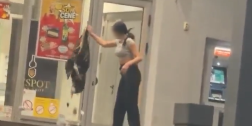 Na šta ovo liči? Tinejdžerke napravile haos ispred prodavnice - Ljudi u šoku (VIDEO)