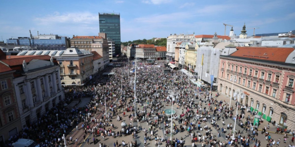 Pa, kaj se događa, komšije?!  Masovni protest "Hodaj za Liku" zario nož u leđa Vladi Hrvatske: Tenzije na vrhuncu, ore se ulice (FOTO)