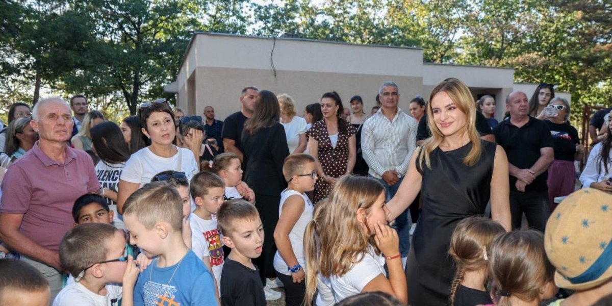 MINISTARKA ĐURĐEVIĆ STAMENKOVSKI NA OTVARANjU DEČJEG FESTIVALA NA OBLAČINSKOM JEZERU