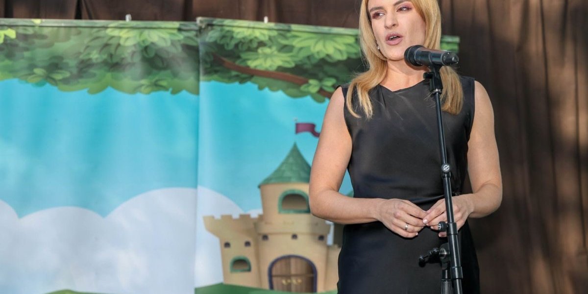 MINISTARKA ĐURĐEVIĆ STAMENKOVSKI NA OTVARANjU DEČJEG FESTIVALA NA OBLAČINSKOM JEZERU
