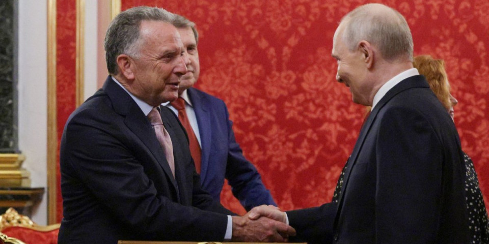 (FOTO) Poruka Rusiji! Trampovi ljudi doneli Putinu poklon koji se ne odbija: Ovo može da znači samo jedno