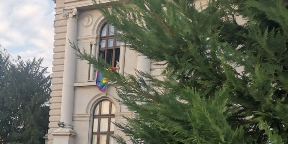 Strašno! Okačili gej zastavu na prozor Skupštine Srbije - Usledila je munjevita reakcija (FOTO)