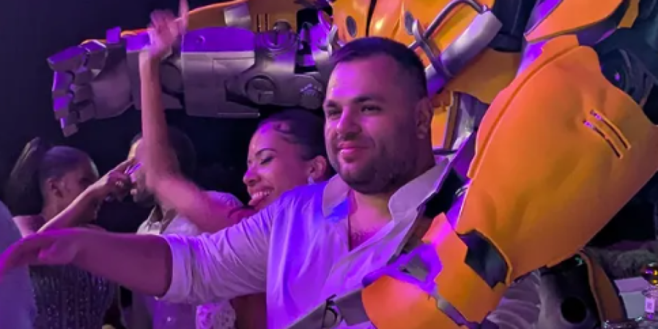 Oženio se poznati Srbin! Izgovorio "da" 17 godina mlađoj pevačici: Isplivali snimci sa proslave (VIDEO)