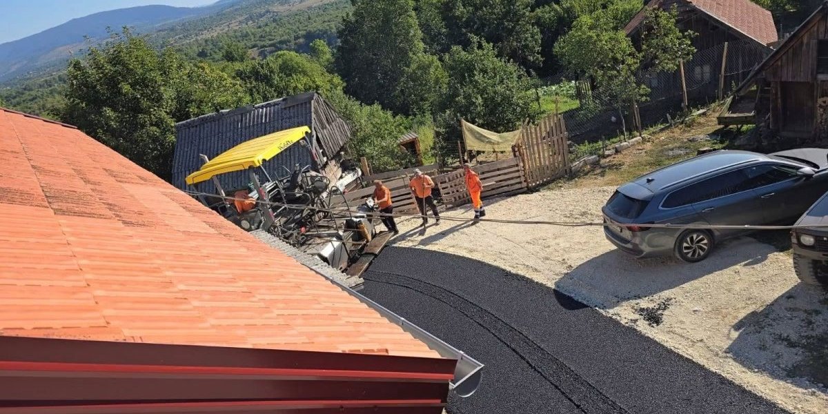 Asfaltiran put do kuće porodice Ilić