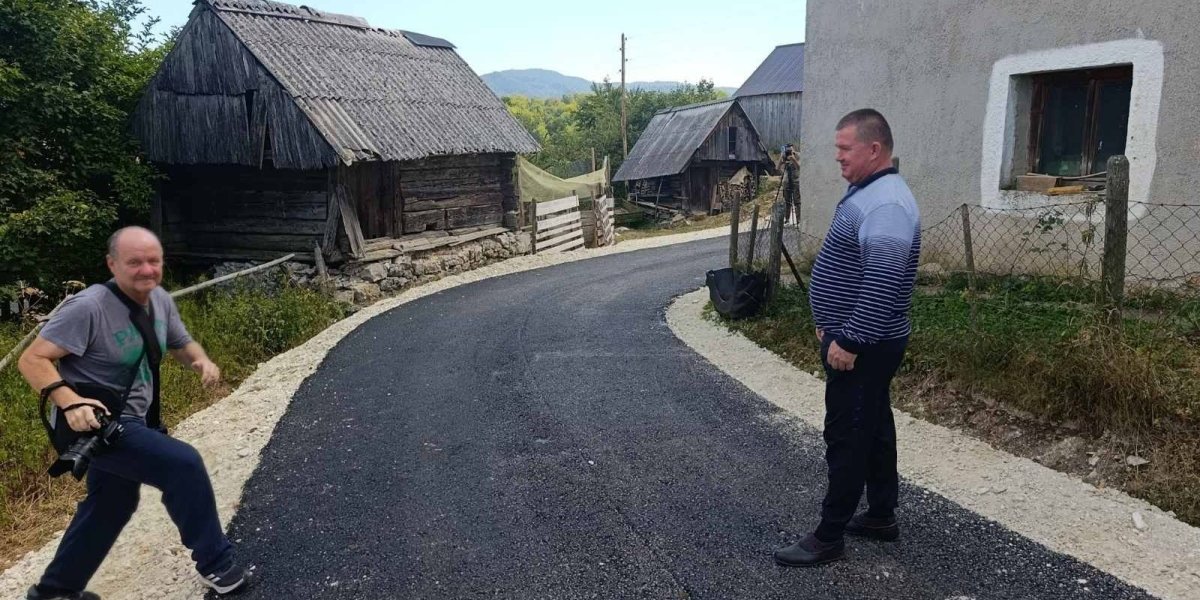 Asfaltiran put do kuće porodice Ilić