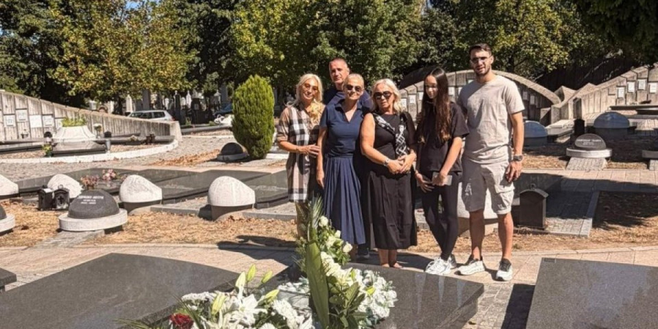 Evo koliko godina bi danas Šaban napunio: Porodica Šaulić se okupila na pevačevom grobu