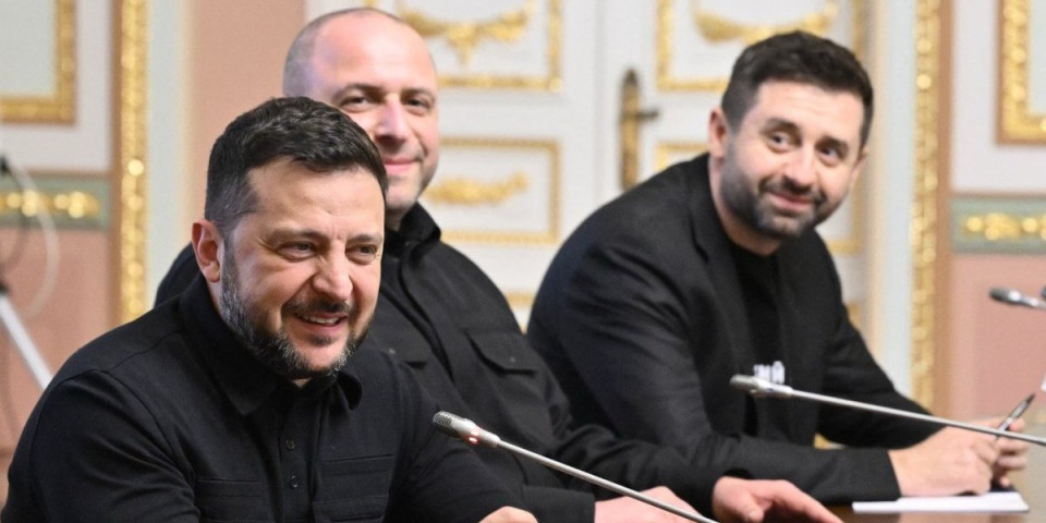 (FOTO) Eto šta su Ukrajinci dali američkoj delegaciji: Ceo svet se valja od smeha, Rusi u neverici - Ovaj gaf Zelenskog će se dugo pamtiti